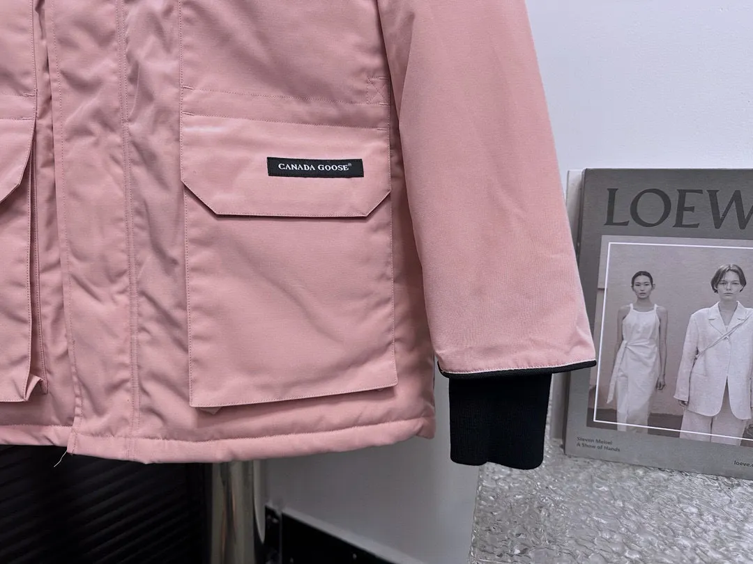P780 Top Purchasing Version Idou Fan (Wolf Hair Optional) 🇨🇦CANADA GOOES 24 New Models 08/Couple Style Direct Factory Supply: Supplying global purchasing agents, micro-businesses, entities, Tmall, high-end stalls and studios, free shipping! Canada Goose Expedition Parka 2008 is the same style for men and women. It is mid-length and the most timeless classic. All Arctic and Antarctic scientific expedition teams choose Canada Goose as their cold-proof equipment. It is the Rolls-Royce of down jackets. ➖ Industry-leading anti-counterfeiting chip sensing. ➖ Imported Behringer embroidery machines and customized embroidery labels, the highest level and industry leading. ➖ Imported Korean 21-count polyester-cotton blended original fabric, TC85 waterproof coated fabric, water-repellent, windproof and wear-resistant. ➖ The new national standard 80 white duck down is filled with an average of 520 grams of down. The amount of down filled is industry-leading. ➖ 100% nylon lining with double double-layer sealing design to prevent velvet running, and seamless thread design on the cuffs! ➖ Western Canadian Green Wolf Collar. ➖ Yoshida YKK provides original factory-customized electroplated sliders. YKK two-way lockable zippers are tight and smooth and do not peel off paint. ➖ 3M composite Velcro is durable and the accessories and hardware are all custom-made. Note: Our copywriting is only simple and clear. Instead of bragging about the copywriting, it is better to compare and understand with samples. Only for the purest goose, the most dedicated, the most professional, the highest quality, the highest cost performance!  Size:XS-XXL
